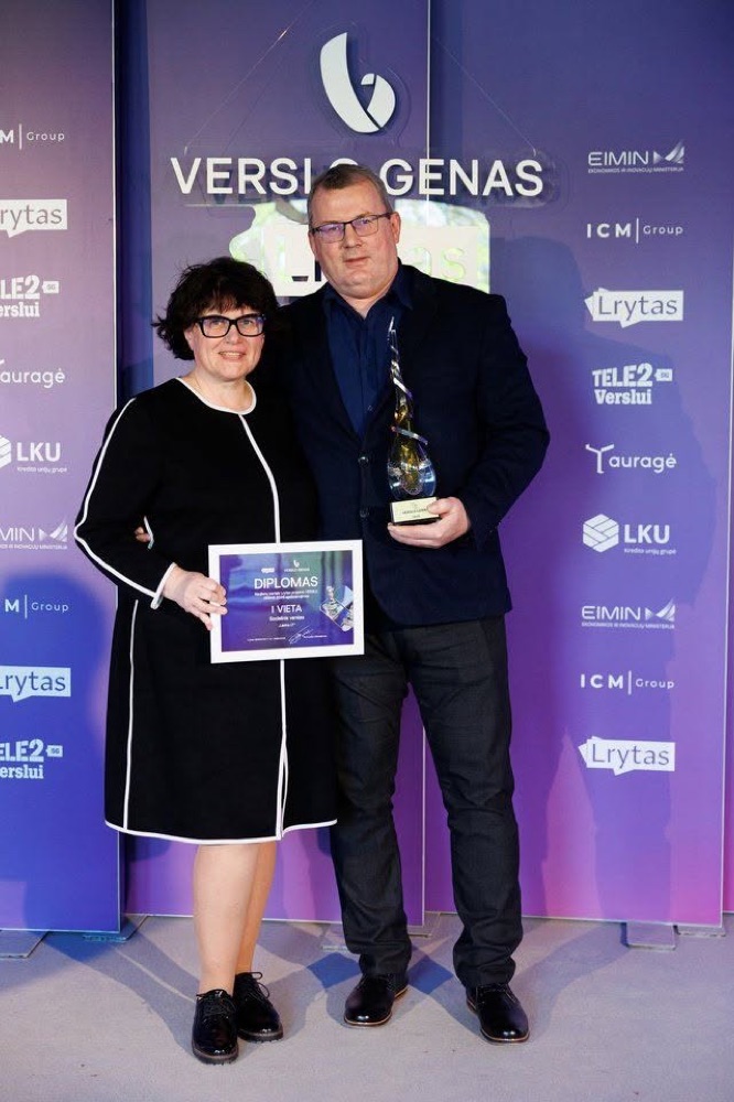 Diana su „Verslo genas“ apdovanojimu ir diplomu